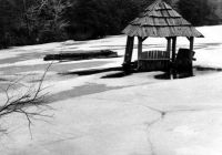 Filename=Summerhouse_on_lake_Winter.jpg
Filesize=28KiB
Dimensions=599x420
Date added=Nov 19, 2006 Summerhouse_on_lake_Winter.jpg